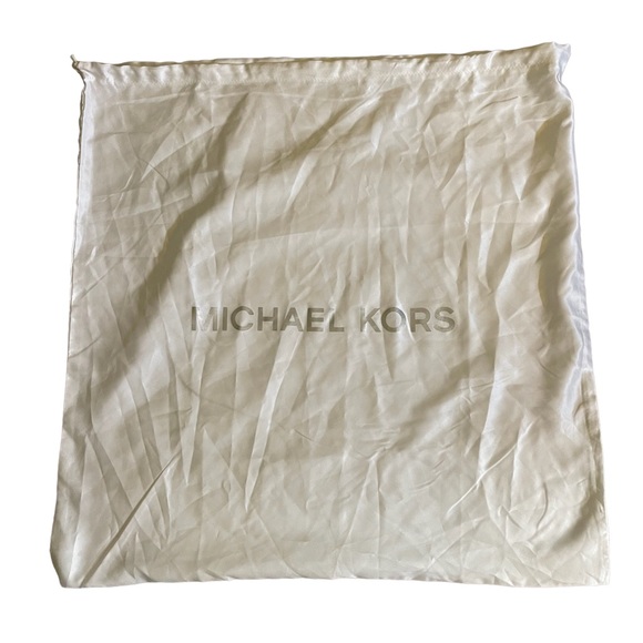 Michael Kors Messenger Back in excellent condition with dust bag. - Picture 6 of 6